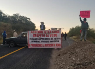 Bloquean pobladores de Ahuehuetitla carretera Panameriacana Bloquean la vialidad para manifestarse contra la presidenta Yazmin Castillo. Foto: Especial
