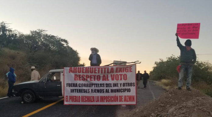 Bloquean pobladores de Ahuehuetitla carretera Panameriacana Bloquean la vialidad para manifestarse contra la presidenta Yazmin Castillo. Foto: Especial