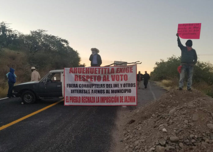 Bloquean la vialidad para manifestarse contra la presidenta Yazmin Castillo. Foto: Especial