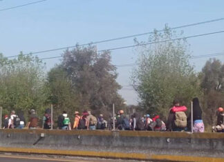 Caravana migrante causa caos vial en la México-Puebla El conflicto vial se ubica en estos momentos a la altura del municipio de Huejotzingo. Foto: Especial
