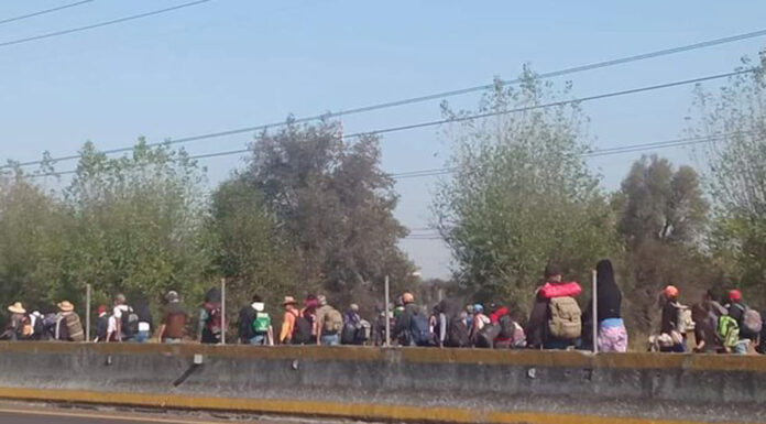 Caravana migrante causa caos vial en la México-Puebla El conflicto vial se ubica en estos momentos a la altura del municipio de Huejotzingo. Foto: Especial