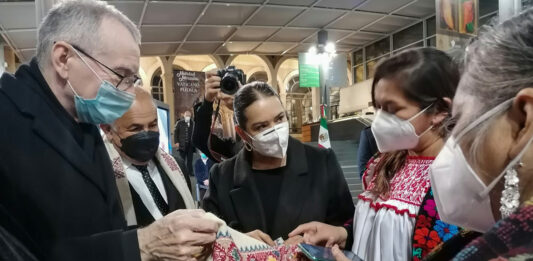 Celebró la exposición fotográfica y puntos de venta de artesanías que la entidad colocó en el Vaticano. Foto: Especial