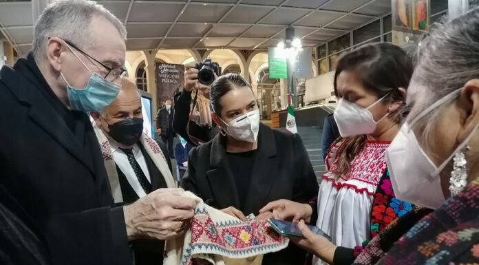 El Vaticano está vestido de Puebla: Turismo Celebró la exposición fotográfica y puntos de venta de artesanías que la entidad colocó en el Vaticano. Foto: Especial