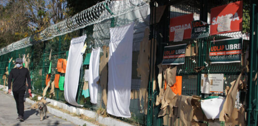 Los estudiantes colocaron mantas en las que exigían la liberación del campus. Foto: Es Imagen