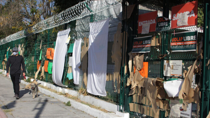 Los estudiantes colocaron mantas en las que exigían la liberación del campus. Foto: Es Imagen