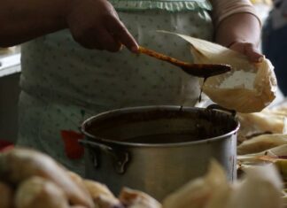 ¡Indignante! Así explotaban a sus hijas en Izúcar Les exigían trabajar en un puesto de tamales y entregar una cuota diaria de 500 pesos. Foto: Es Imagen / Ilustrativa