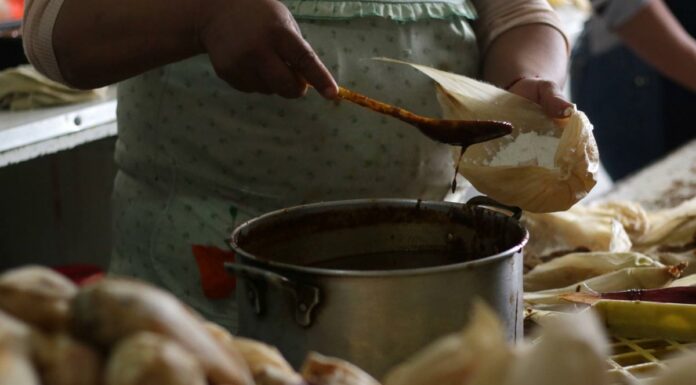 ¡Indignante! Así explotaban a sus hijas en Izúcar Les exigían trabajar en un puesto de tamales y entregar una cuota diaria de 500 pesos. Foto: Es Imagen / Ilustrativa