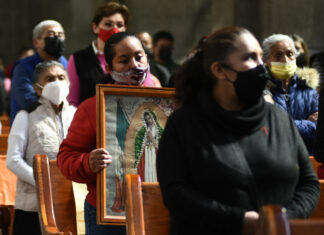 Poblanos festejan a la Guadalupana este 12 de diciembre Coincidieron que primero había que pasar a agradecer la salud a la virgen y posteriormente a degustar un antojito. Foto: Es Imagen