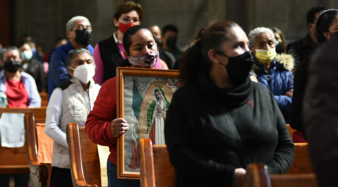 Poblanos festejan a la Guadalupana este 12 de diciembre Coincidieron que primero había que pasar a agradecer la salud a la virgen y posteriormente a degustar un antojito. Foto: Es Imagen