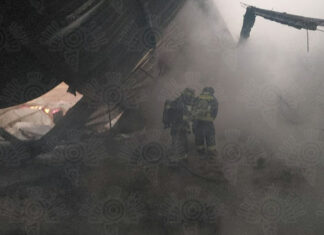Incendio consume fábrica de muebles en San Gregorio Atzompa Tras dos horas de maniobras, el fuego fue sofocado.. Foto: @SSPGobPue