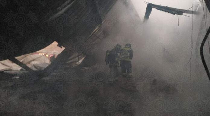 Incendio consume fábrica de muebles en San Gregorio Atzompa Tras dos horas de maniobras, el fuego fue sofocado.. Foto: @SSPGobPue