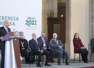 Vuelve Javier Jiménez Espriú a Palacio Nacional Javier Jiménez reapareció durante la premiación a la Ingeniería y la Arquitectura. Foto: Es Imagen