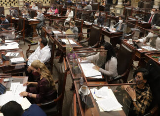 Reasignan diputados de Puebla 404 mdp para 2022 La reorientación de recursos también será dirigida a la compra de uniformes y zapatos escolares. Foto: Es Imagen