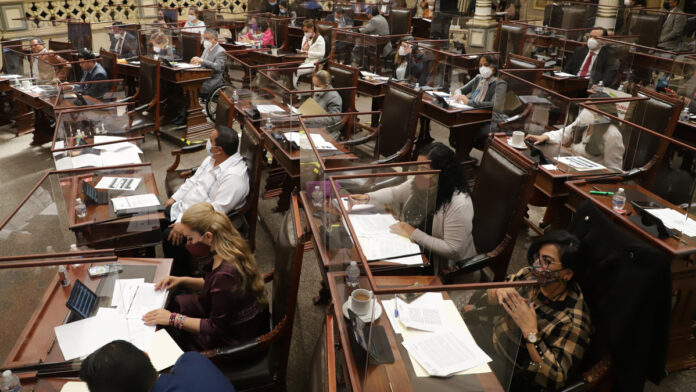 Ley La reorientación de recursos también será dirigida a la compra de uniformes y zapatos escolares. Foto: Es Imagen