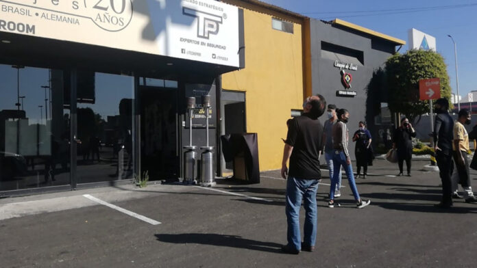Locatarios Locatarios pidieron ayuda a más trabajadores de negocios cercanos