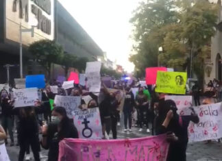 Mujeres marchan en Tehuacán y exigen justicia para Ana Karen Caminaron por las calles principales de la ciudad para expresar su hartazgo hacia la violencia contra las mujeres. Foto: Especial