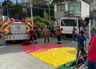 Microbús choca contra casa en Tres Cruces; hay 15 heridos Presuntamente, el operador manejaba en estado de ebriedad. Foto: PCM