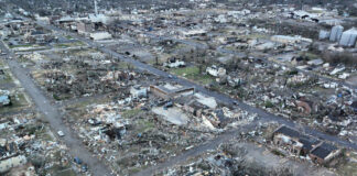 Suman 100 muertos por tornados en 5 estados de EU En Tennessee murieron tres personas, en Illinois dos y en Arkansas una. Foto: @chematierra