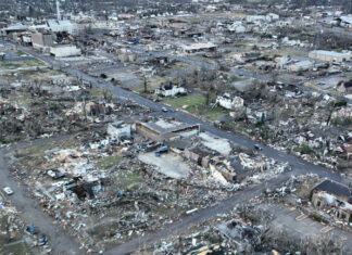 Suman 100 muertos por tornados en 5 estados de EU En Tennessee murieron tres personas, en Illinois dos y en Arkansas una. Foto: @chematierra