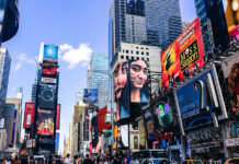 Nueva York ofrece traslado a migrantes latinos “a cualquier lugar de EU” Broadway