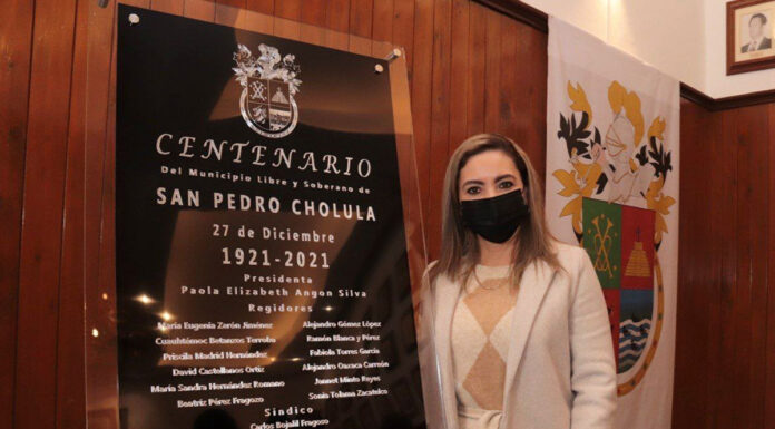Paola Angón devela placa por los 100 años de San Pedro Paola Angón refrendó el compromiso de su gobierno para trabajar por el bien de la ciudadanía.