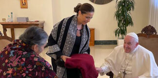 Recibe Papa Francisco a artesanas de Puebla Le obsequiaron artículos bordados por su propia mano. Foto: Especial