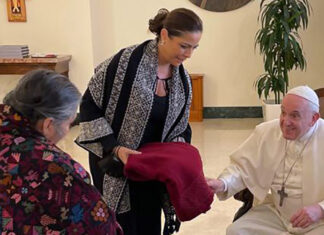 Recibe Papa Francisco a artesanas de Puebla Le obsequiaron artículos bordados por su propia mano. Foto: Especial