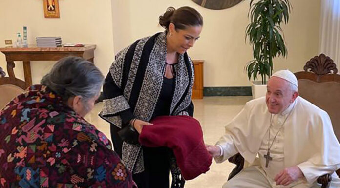 Recibe Papa Francisco a artesanas de Puebla Le obsequiaron artículos bordados por su propia mano. Foto: Especial