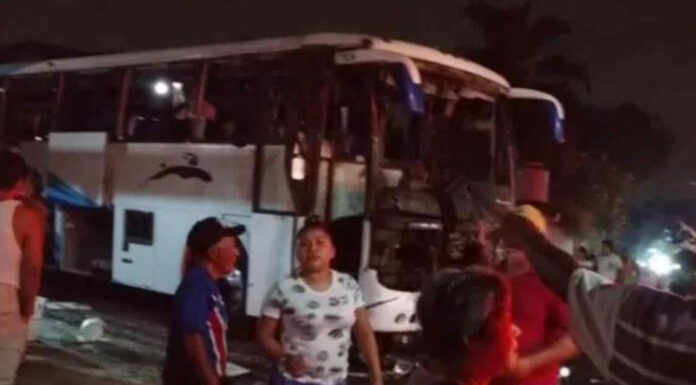 Estalla pirotecnia en autobús de peregrinos; hay 8 heridos Los jóvenes peregrinos, viajaban a la localidad de San José de Tapia, en el municipio de Naranjal, provenientes de la Ciudad de México