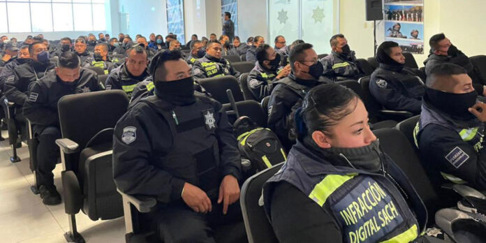 Policias Se enseñó a los efectivos de seguridad cómo identificar y prevenir las tácticas delictivas empleadas en los cajeros automáticos.