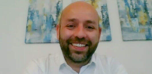 Explicó cómo las PYMES podrían superar el desafío del acercamiento digital.