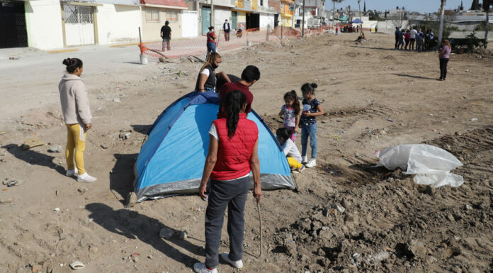 Piden más opciones de reubicación para afectados de Xochimehuacan Piden reconstruir sus hogares en una zona más cercana a la junta auxiliar
