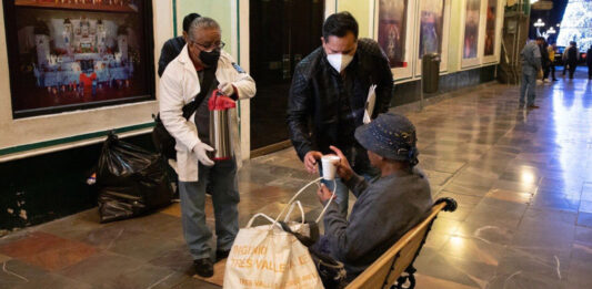 Durante los rondines también se les entrega un cobertor y una bebida caliente. 