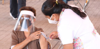 Refuerzo contra COVID19 para abuelitos arranca en 6 estados La dosis de refuerzo será AstraZeneca en todos los casos, reportaron. Foto: Es Imagen