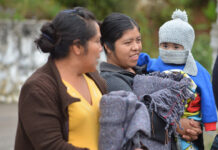 SEP entrega cobertores a familias de Sierra Norte SEP entregó 656 juguetes y cobijas.
