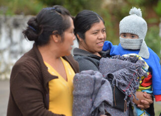 SEP entrega cobertores a familias de Sierra Norte SEP entregó 656 juguetes y cobijas.