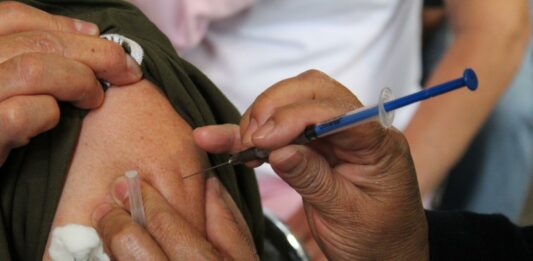 El secretario de Salud en Puebla, José Antonio Martínez, alertó sobre una cuarta ola de COVID19 ante la inevitable llegada de Ómicron.