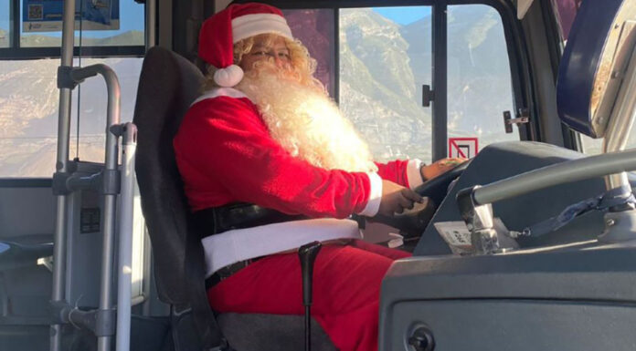 ¡Súbale, hay lugares! chofer se disfraza de Santa Claus Santa