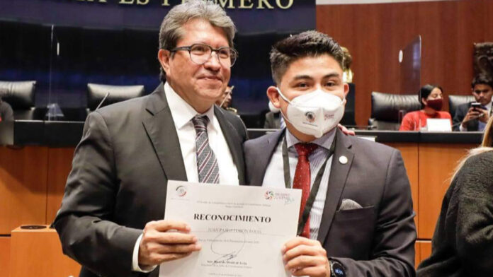 Senado El Senado reconoció a egresado IBERO.