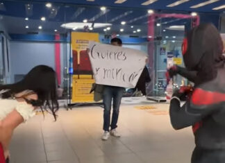 Spiderman declara su amor en público y lo rechazan Spiderman