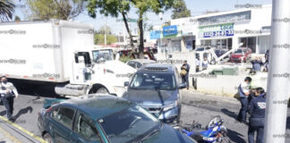 Camión sin frenos provoca carambola en Av. Juárez El conductor del camión chocó contra al menos 7 vehículos.
