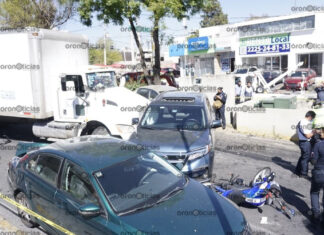 Camión sin frenos provoca carambola en Av. Juárez El conductor del camión chocó contra al menos 7 vehículos.