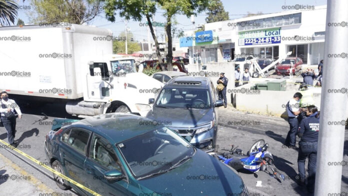 El conductor del camión chocó contra al menos 7 vehículos.