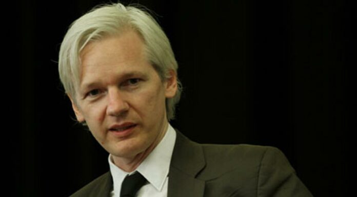 Tribunal de Londres aprueba extradición de Assange a EU EU promete cuidar salud mental de Assange. Foto: Especial