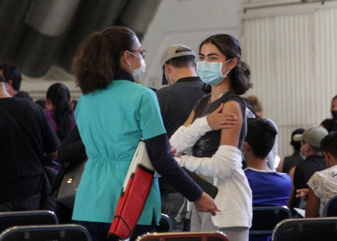 Vacunación Se sienten aliviados pues la protección que les da el biológico les permite reincorporarse a sus actividades. Foto: Es Imagen