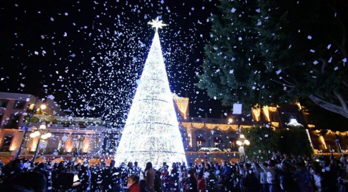 ¡Encienden el árbol navideño del Zócalo de Puebla!