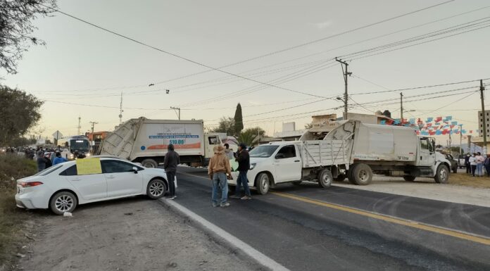 Pobladores bloquean carretera libre a Tehuacán
