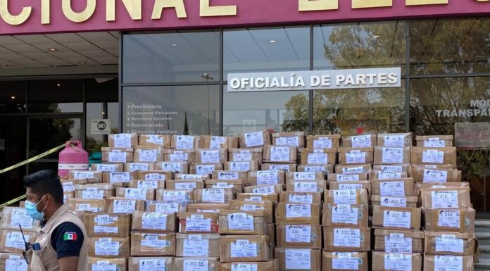 Recibe INE 2.1 millones de firmas para revocación de mandato