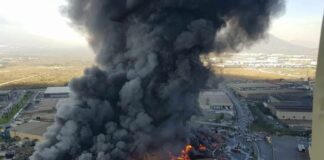 Reportan fuerte incendio en fábrica en Nuevo León