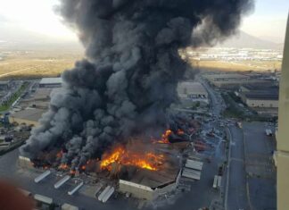 Reportan fuerte incendio en fábrica en Nuevo León